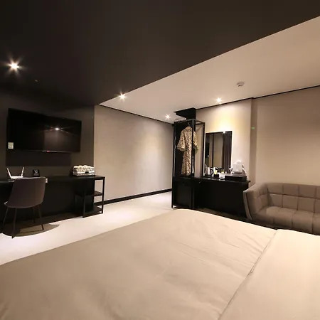 Almond Hotel Gupo Station