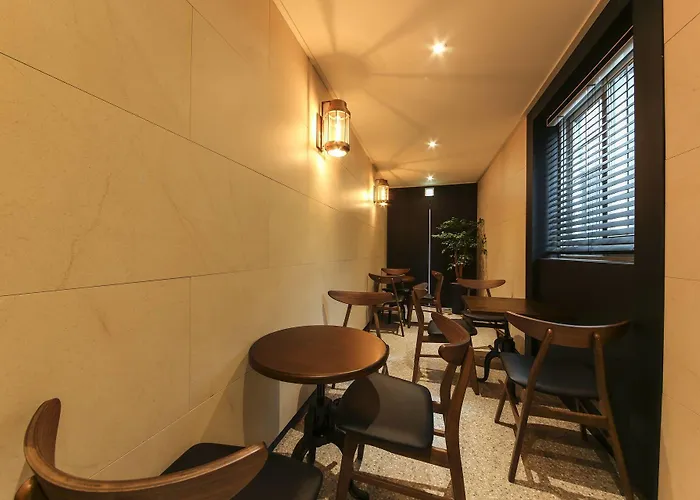 Almond Gupo Station Hotel 2*