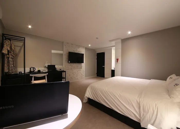 Almond Gupo Station Hotel