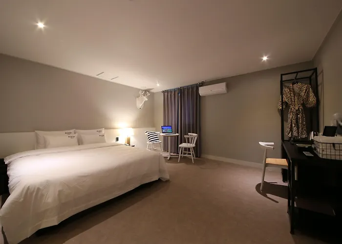 Almond Gupo Station Hotel 2*