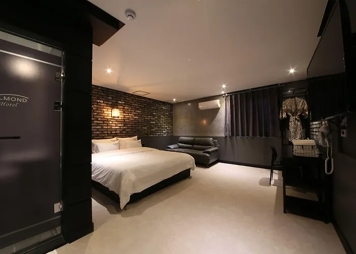 Almond Gupo Station Hotel 2*