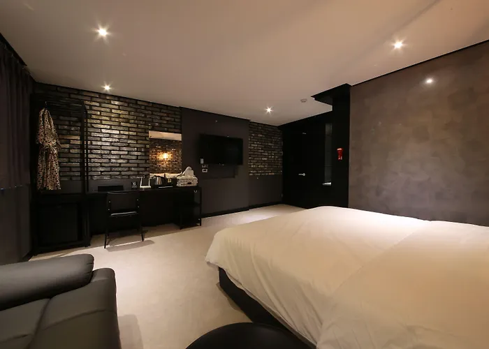 Almond Gupo Station Hotel