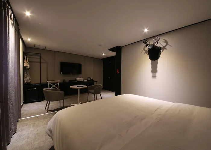 Almond Gupo Station Hotel 2*