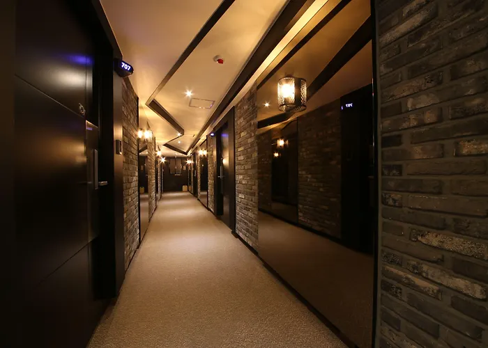 Almond Gupo Station Hotel 2*