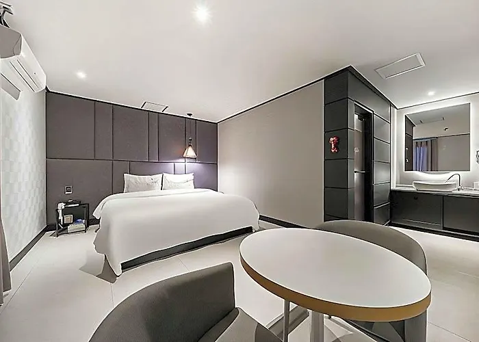 Almond Gupo Station Hotel 2*