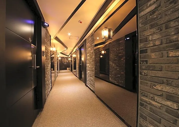 Almond Gupo Station Hotel 2*