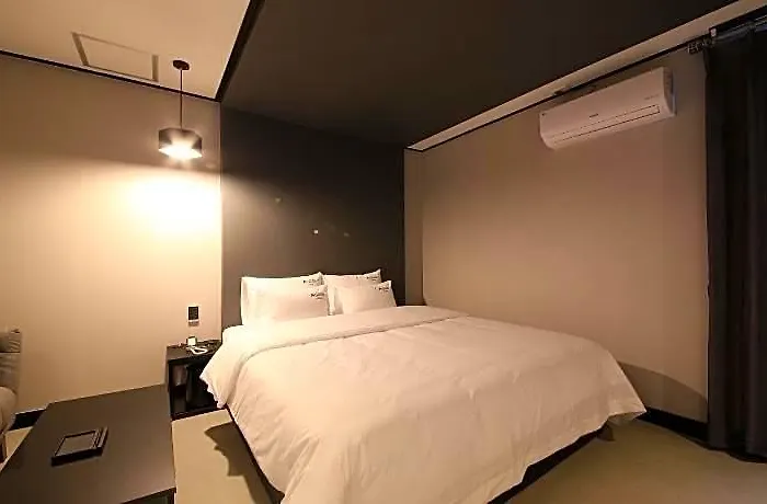 Almond Gupo Station Hotel 2*