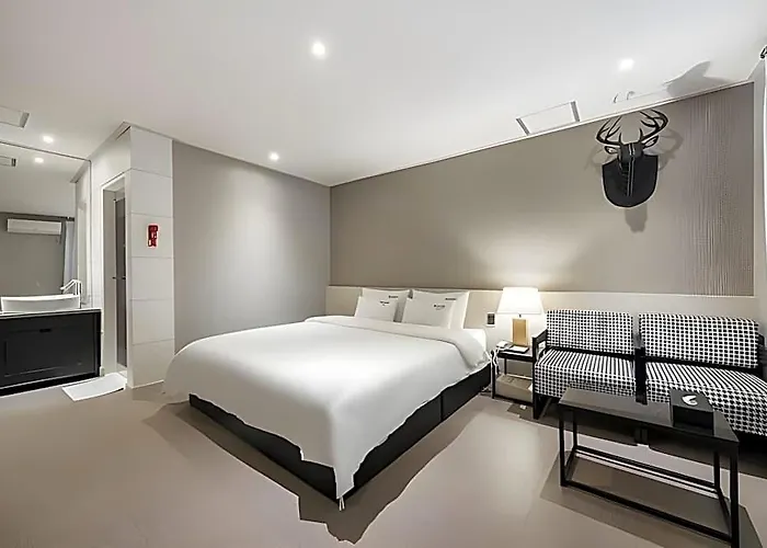 Hotel Almond Gupo Station 2*