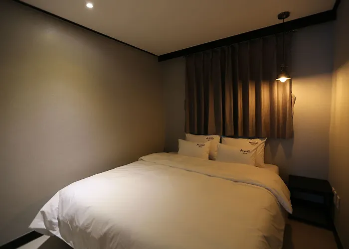 Almond Gupo Station Hotel 2*