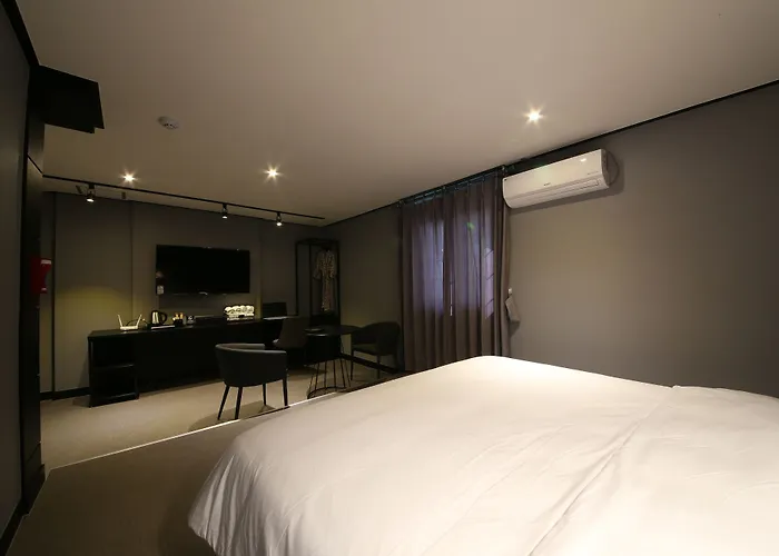 Almond Gupo Station Hotel